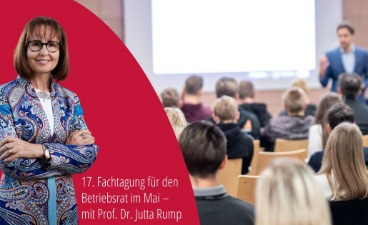 17. Fachtagung für den Betriebsrat Das Bild ist zweigeteilt: auf der linken Seite ist das Portrait einer circa 50-jährigen Frau zu sehen, welche in die Kamera lächelt. Rechts im Bild guckt man von hinten auf ein Publikum, welches in einem Hörsaal in der Uni oder einem Tagungsraum sitzt. Vorne referiert ein Mann im Anzug.