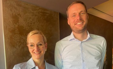 Andreas Weber folgt auf Josef Weingärtner Eine Frau und ein Mann stehen nebeneinander und lachen in die kamera.